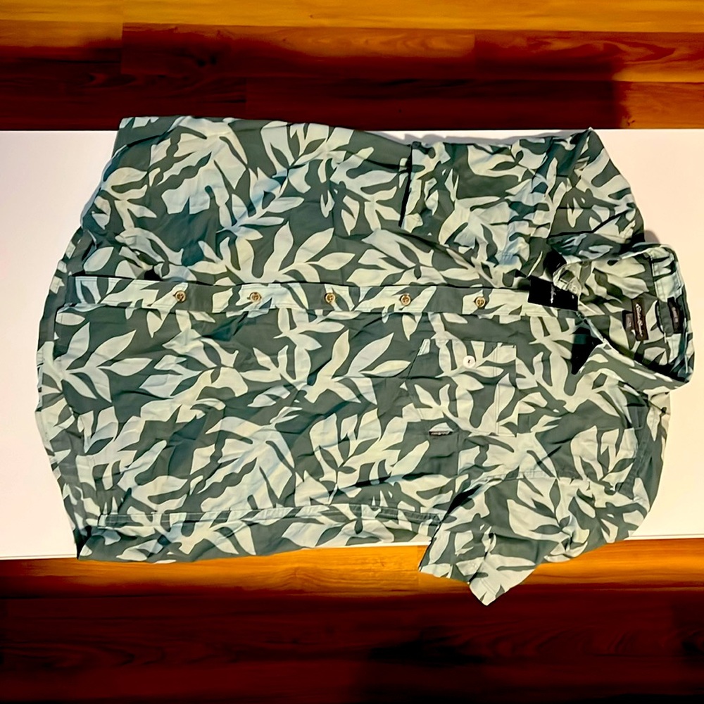 NWT Men’s M Eddie Bauer Short Sleeve Button-Up Hawaiian Shirt